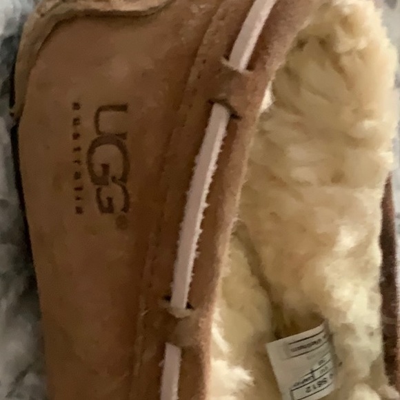 SOLD!!!!Ugg moccasins size 7 like new - Picture 3 of 3